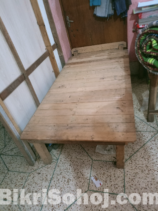 সিঙ্গেল খাট এবং টেবিল